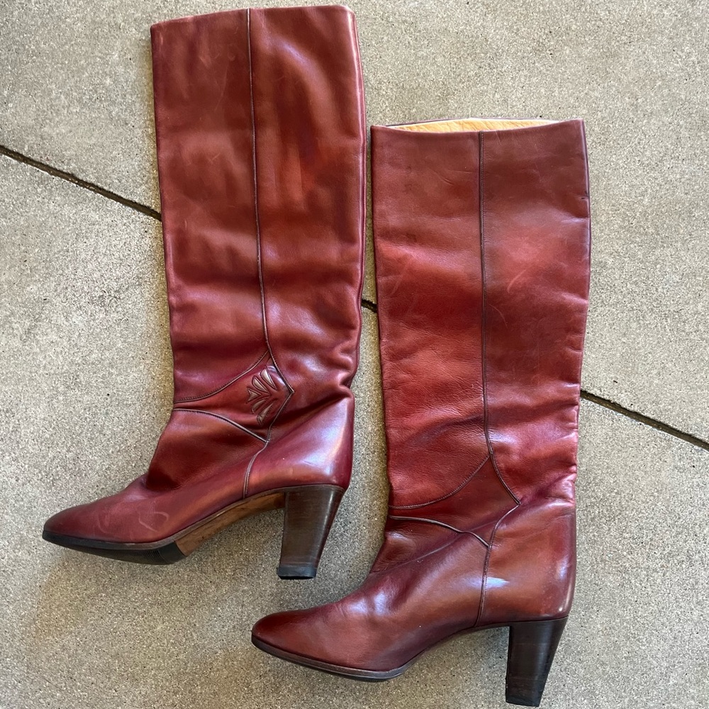 ❣️SOLD❣️Vintage Circa 1970’s Strafford Italian leather boot w fan detail size 6